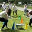 Junggesellinnenabschied bei einer Weinwanderung in Münster am Aasee – Teilnehmerinnen spielen das interaktive Spiel Bleistiftboule während der Weinrallye