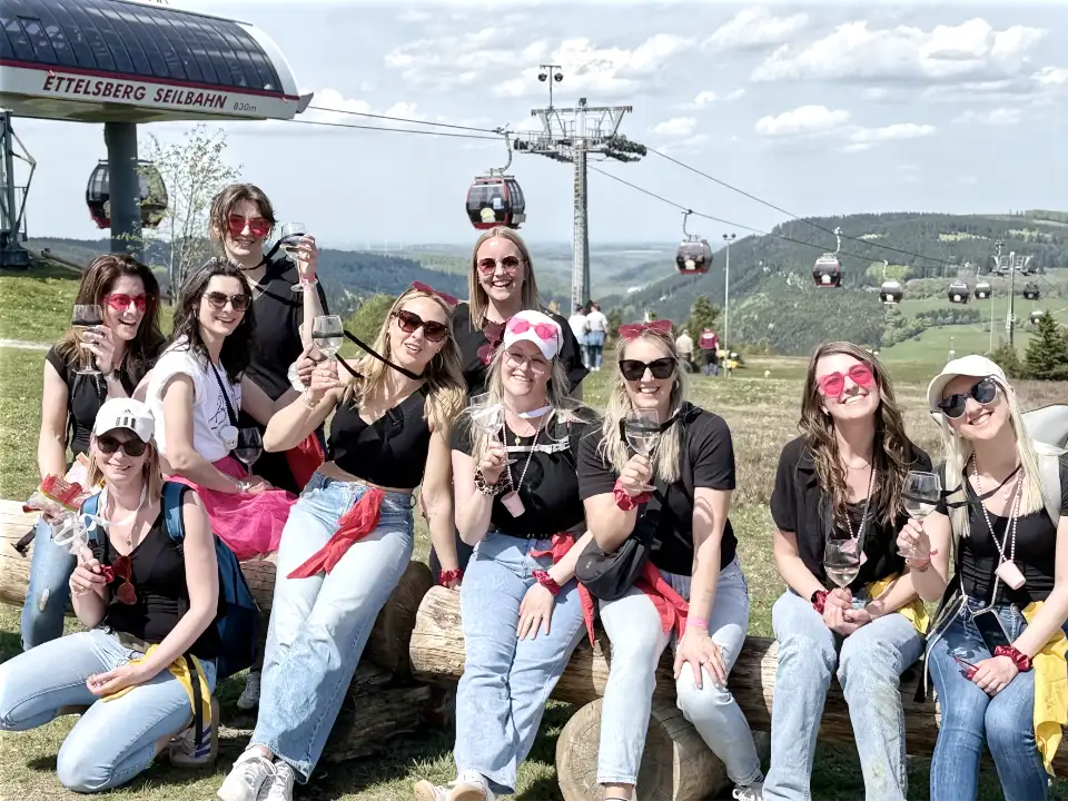 JGA Weinwanderung in Willingen (Sauerland) am Ettelsberg – Junggesellinnenabschied mit Weinverkostung, Siggi's Hütte, Ettelsberg-Seilbahn und traumhaftem Panoramablick