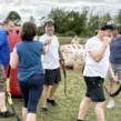 Mitarbeitende freuen sich nach einer Spielrunde beim mobilen Arrow Tag und feiern gemeinsam den Teamerfolg bei einem Firmenevent