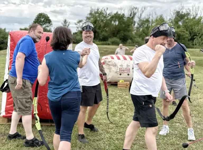 Arrow Tag stärkt die Mitarbeiterbindung beim Firmenevent Mitarbeitende freuen sich nach einer Spielrunde beim mobilen Arrow Tag und feiern gemeinsam den Teamerfolg bei einem Firmenevent