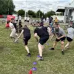 Mitarbeitende starten gemeinsam in ein mobiles Arrow Tag bei einem Outdoor-Mitarbeiterevent und erleben actionreiches Teambuilding