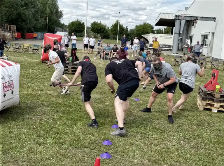 Mitarbeiterevent mit Arrow Tag für Unternehmen Mitarbeitende starten gemeinsam in ein mobiles Arrow Tag bei einem Outdoor-Mitarbeiterevent und erleben actionreiches Teambuilding